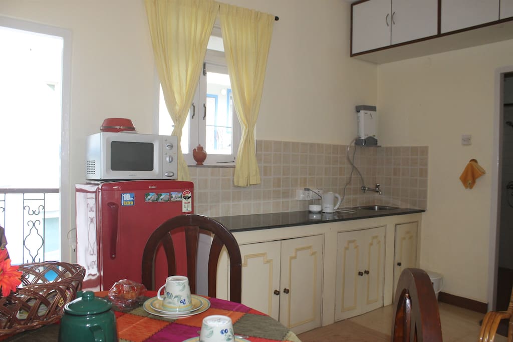 Kitchenette with Dining Table
