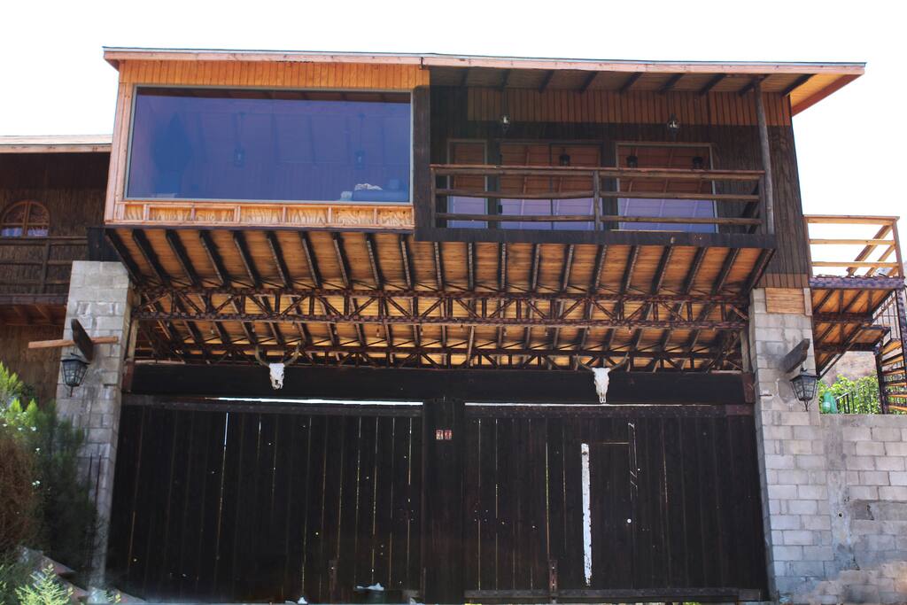 Fachada del Rancho (ENTRADA). y da vista al área de juegos de mesa.