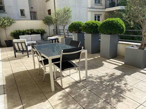 Modern Flat, 3 bedrooms+ terrace/ 10 min to Paris.