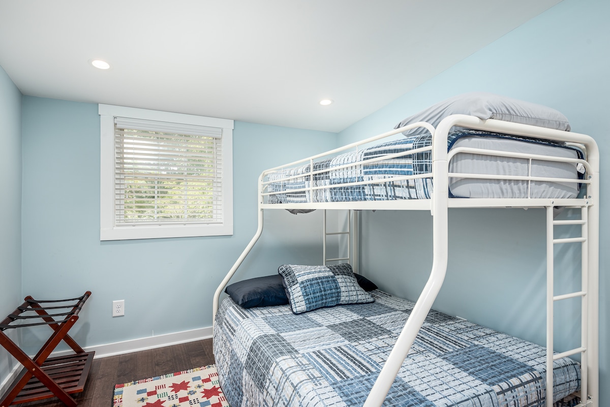 Chumba cha Bunk kina kitanda cha ghorofa ambacho ni kitanda cha ukubwa wa pacha juu ya kitanda cha ukubwa kamili.  Bunk ya juu ina kikomo cha uzito wa pauni 200 na ghorofa ya chini ina kikomo cha uzito wa pauni 250. 