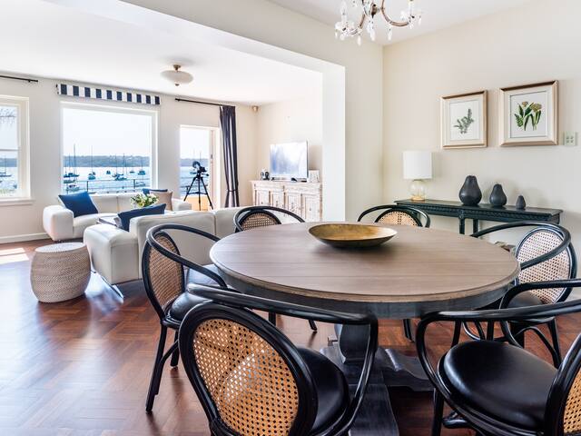 Magnificent Waterfront living with view gallery image 5