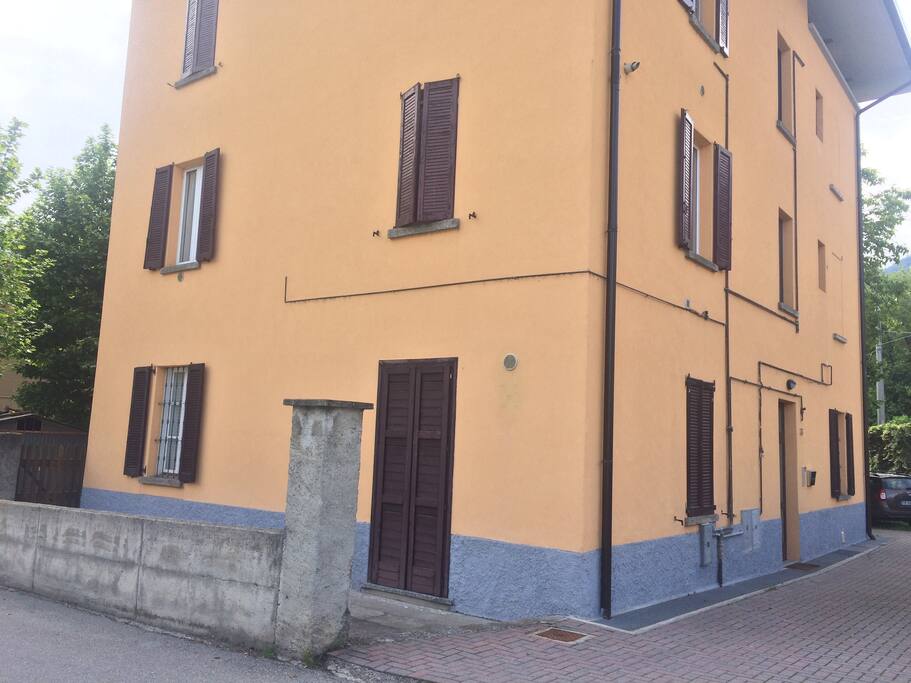 Questo è il lato che dà sulla strada. Si può notare la porta finestra che dà sulla sala dei corsi che all'occorrenza può diventare una ulteriore camera da letto molto spaziosa.