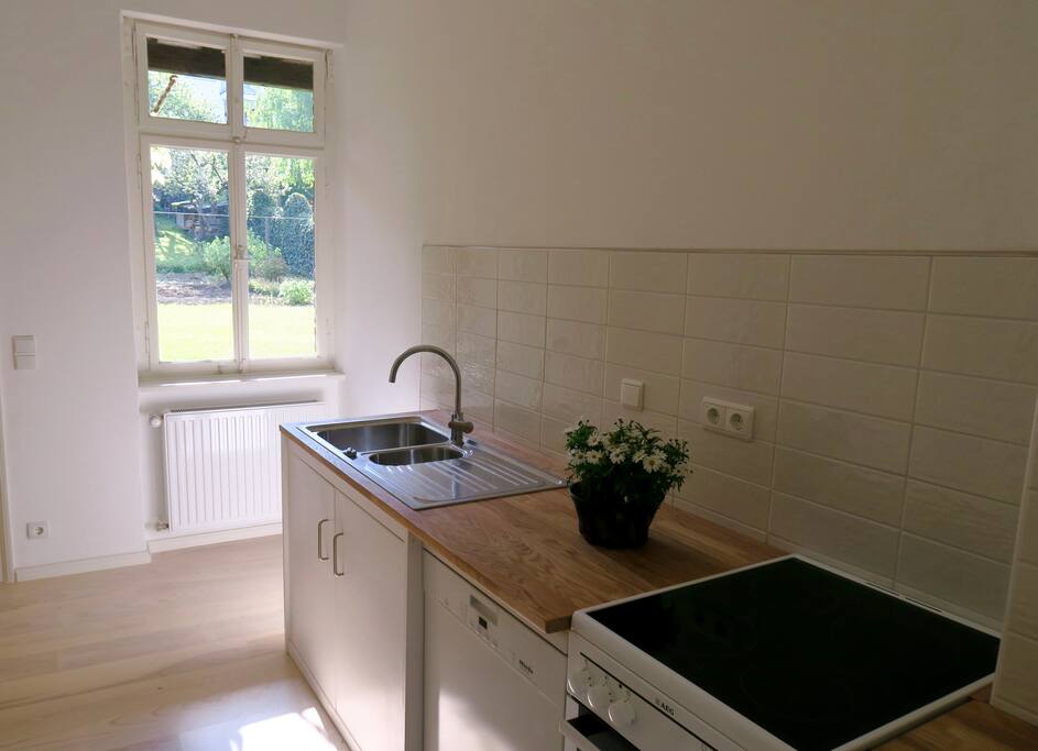 Küche mit Blick in den Garten