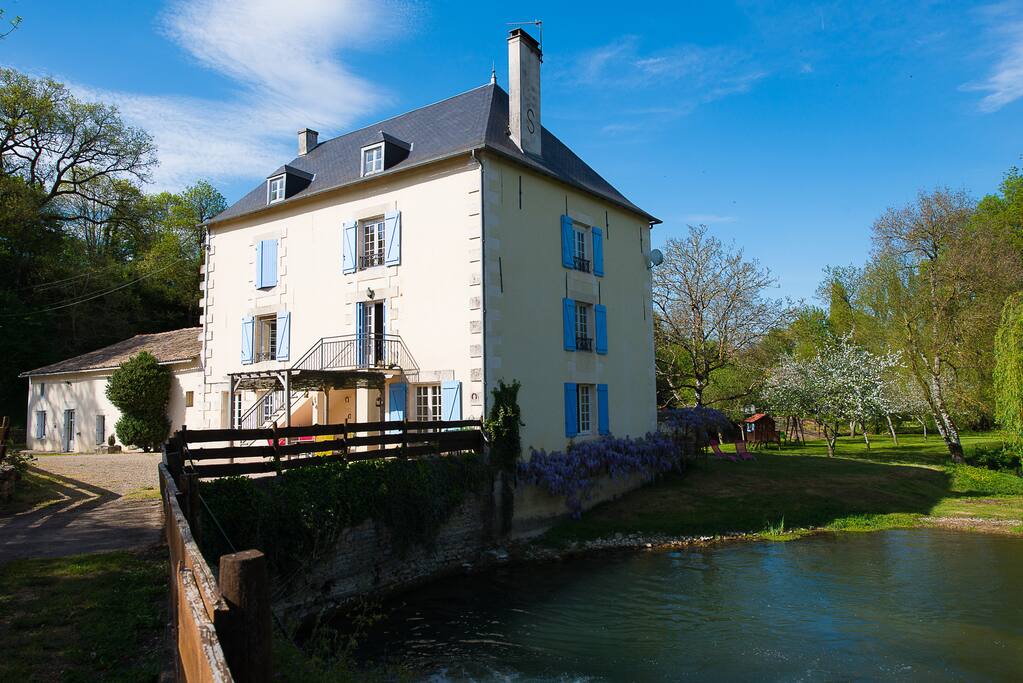 Une bâtisse au bord du Clain