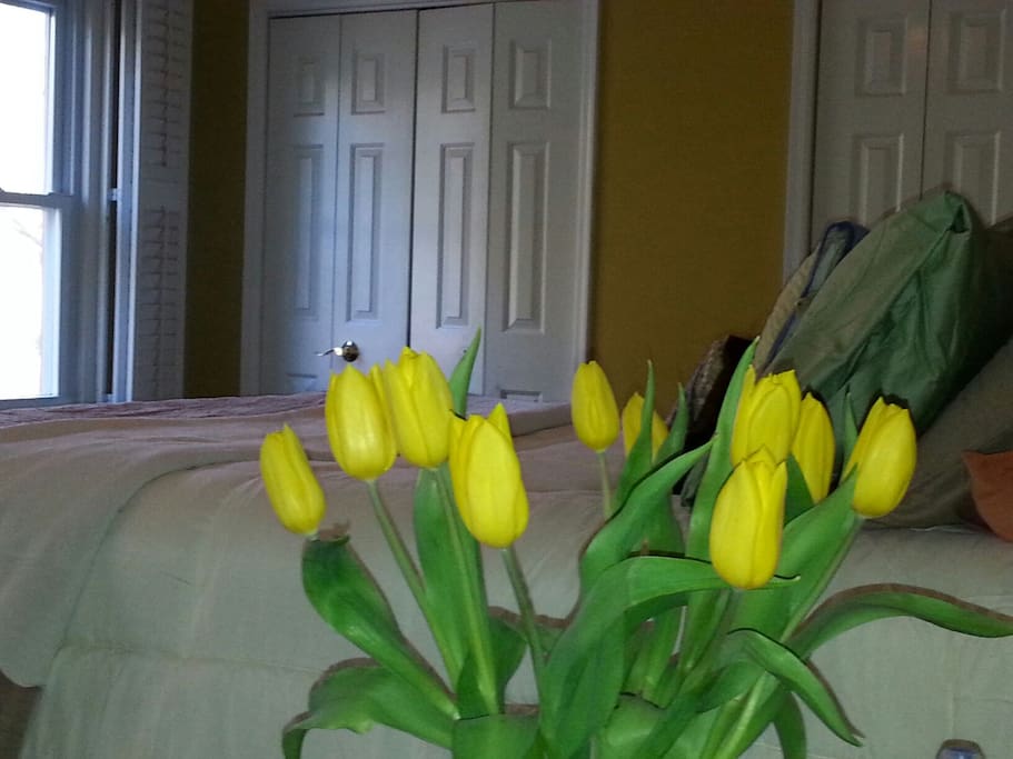 2nd Floor bedroom with private bath. Do you like flowers too?