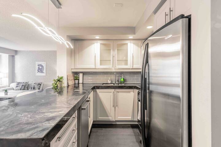 Location & Style 2 BDRM~Gym/Parking/Cable TV gallery image 4