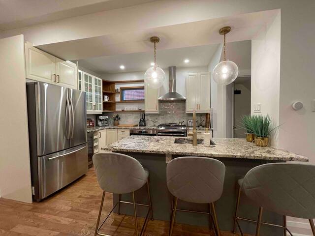 Glebe stunner! 3 BR + walk everywhere + parking gallery image 2