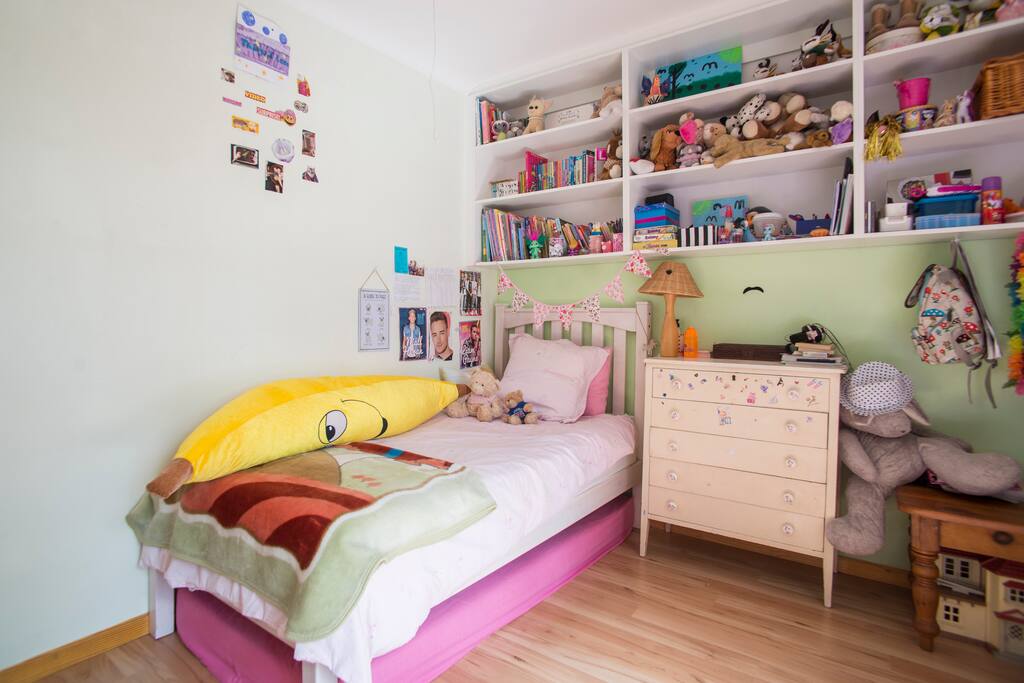 Single room upstairs with plenty of sun, roomy and cupboard space