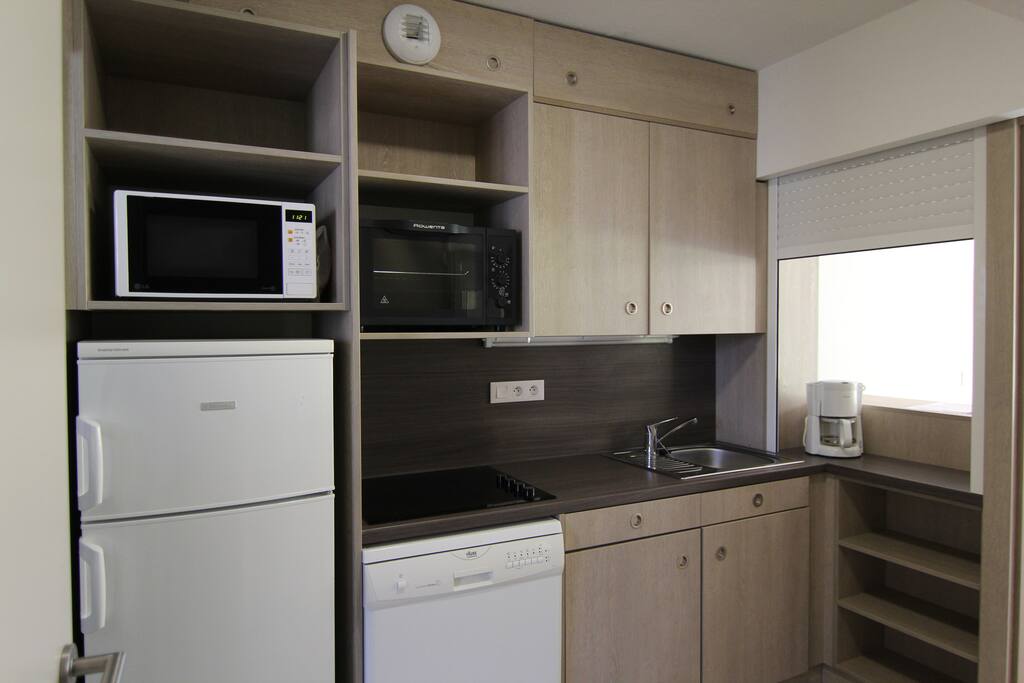 Cuisine (inclus : micro-onde, four, lave-vaisselle, frigo et plaque chauffante)