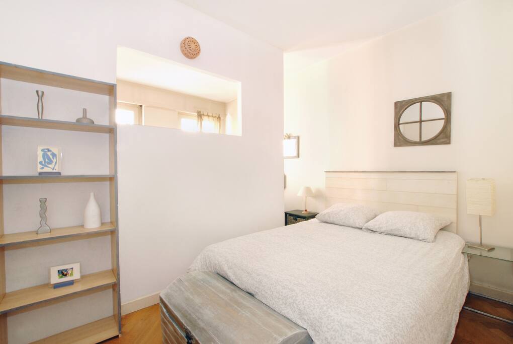 Chambre avec lit double 140*190, tables de chevets avec lampes, commode