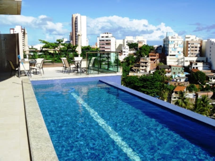 Piscina com borda infinita e vista para o mar.