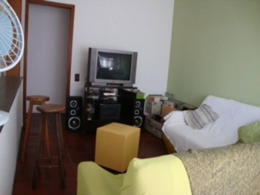 Sala espaçosa, a janela balcão deixa o ambiente aberto e todo mundo fica juntinho!