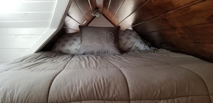 Dies ist ein Loft-Schlafzimmer mit einer Queensize-Matratze.  Es gibt eine Leiter, die zum Loft führt. Bitte beachte, falls du keine Leiter erklimmen kannst.  