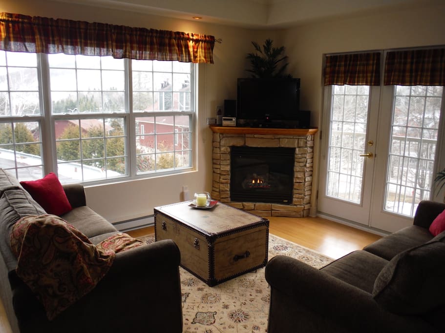 Avec une vue splendide sur la montagne de St-Sauveur, le confort et la romance sera au rendez-vous. Un foyer au gaz, deux divans lit avec literie complète. A splendid view on St-Sauveur mountain, comfort and romance is assured with this fireplace. Sofa bed with clean sheets are offered for families.