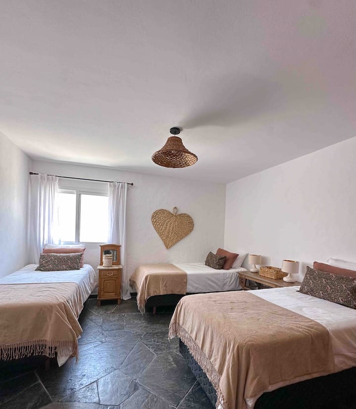 Dhoma e tretë. Tre krevate tek, njëri është detar që ofron 4 ambiente