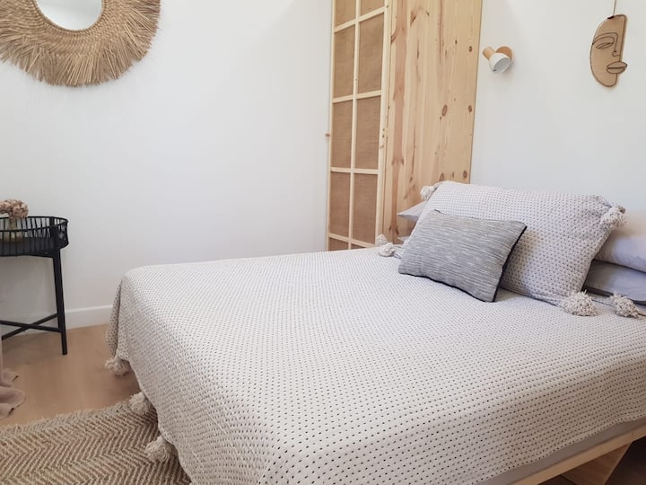 Chumba cha kulala kina godoro moja la starehe, mito miwili; mito miwili ya chini ya sentimita 65x65 na mito miwili yenye urefu wa sentimita 50x70 kwa ajili ya starehe bora kulingana na nafasi yako ya kulala. 
Makabati mawili ya kuhifadhi nguo zako.