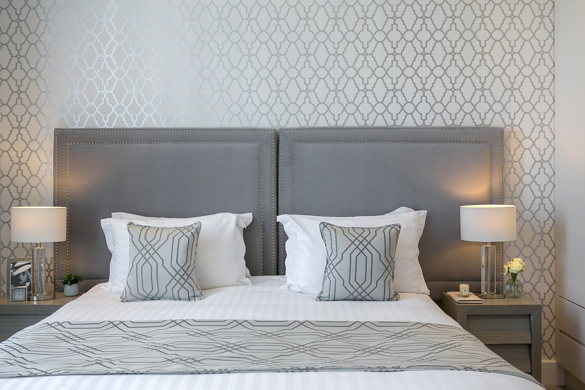 Apartmán ponúka dve príjemné spálne:
– Jedna s manželskou posteľou, lampami na nočných stolíkoch a šatníkom.
– Druhá s dvoma samostatnými lôžkami, ideálna pre deti alebo priateľov, ktorí cestujú spolu.