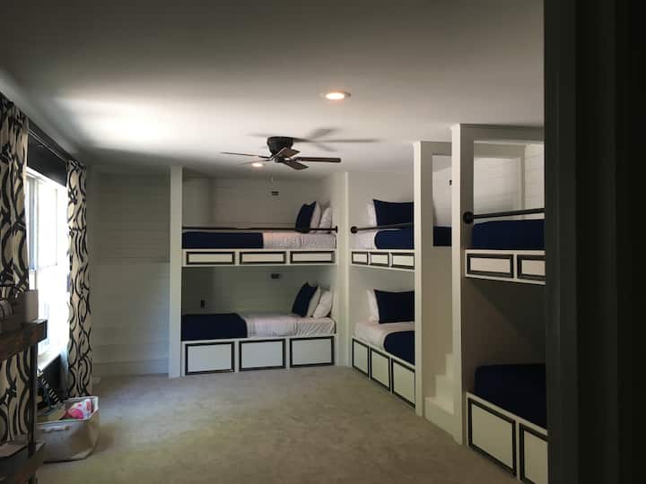 Quinto dormitorio con seis literas y amplio armario con vestidor.