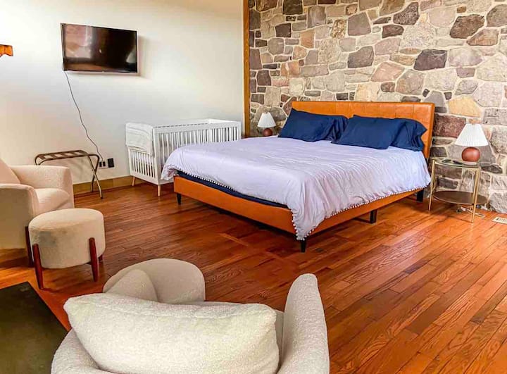 Casa principal primer piso 
1 cama tamaño king, 1 cuna 