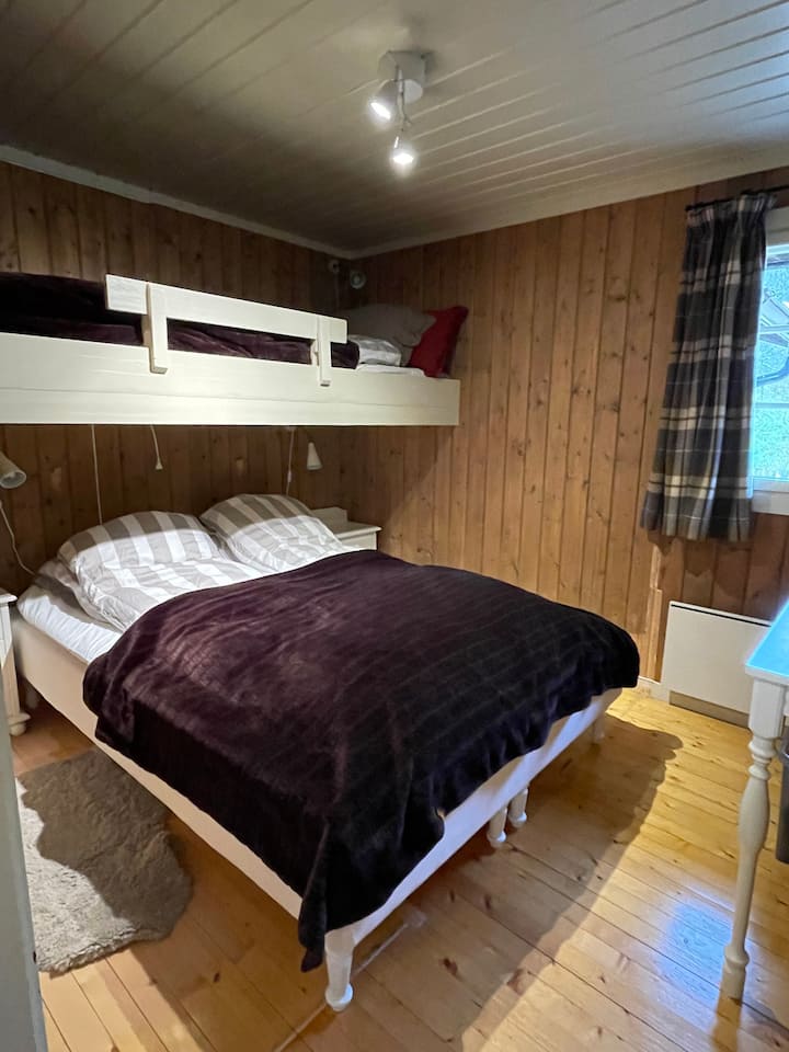 חדר שינה 1/4: מיטה בגודל 150 ס"מ ומיטת קומתיים. מקום ל -3. 