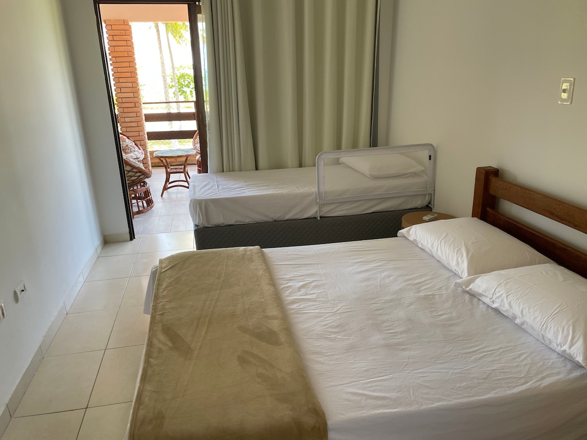 ห้องสวีท 1 มีเตียงใหญ่ 1 หลังเตียงเดี่ยว 1 หลังตู้เสื้อผ้า 1 ตู้และไม้แขวนเสื้อบนผนัง มีทางเข้าห้องน้ำและระเบียง มีผ้าปูที่นอนและผ้าปูที่นอนสำหรับอาบน้ำพร้อมหมอนและผ้าห่ม มีเครื่องปรับอากาศพร้อมระบบควบคุม 