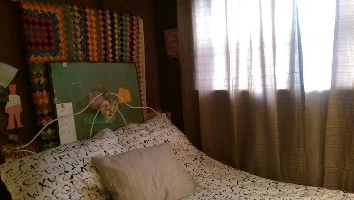 เตียงเตารีดโบราณในที่พักที่เต็มไปด้วยศิลปะที่อบอุ่นพร้อมแสงไฟยามเช้าคู่รักโปรดทราบว่าด้านหนึ่งของเตียงอยู่ติดกับผนัง:)