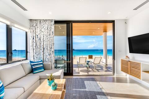 Beachfront 1 Bedroom Resort Condo with Terrace, Hot Tub, Breathtaking Views + Extra Sofabed