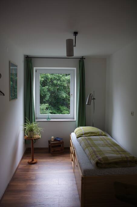 Schlafzimmer 1 mit Einzelbett
und Bettkasten zum Verstauen
von Sachen