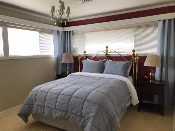 标准双人床尺寸的床，可根据您的舒适度进行调整。