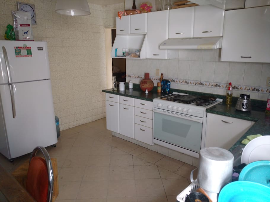 Cocina integral, estufa y refrigerador.