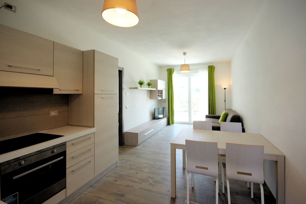 cucina e ampio soggiorno con divanoletto