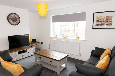 Pretty 2 Bedroom House - Great Location & Parking