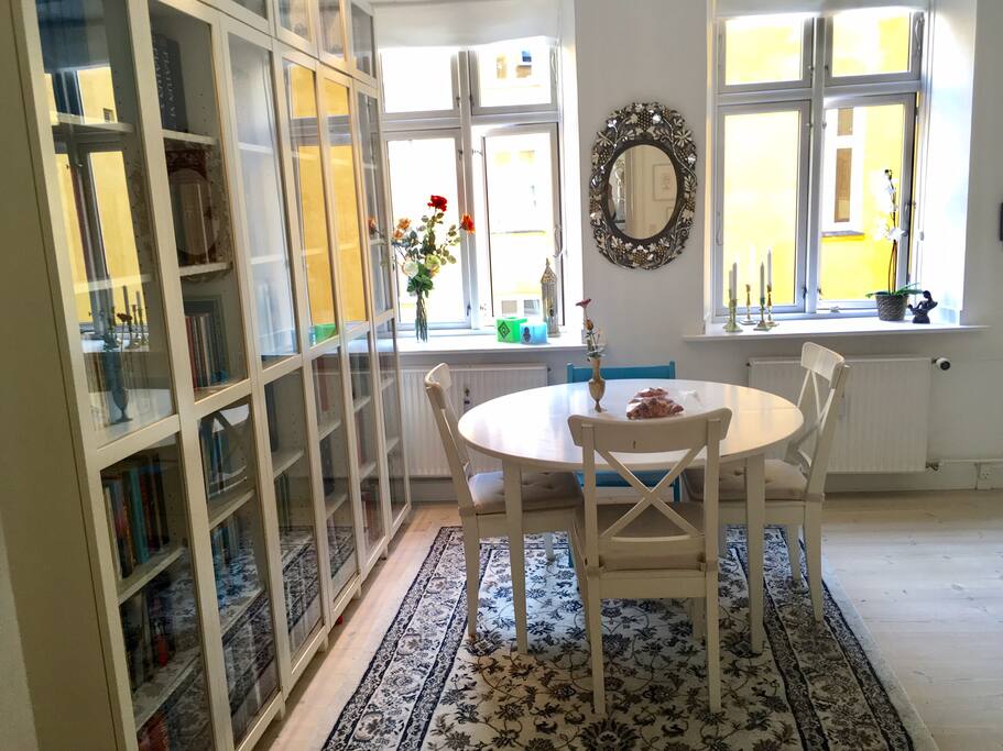 Livingroom with dining table