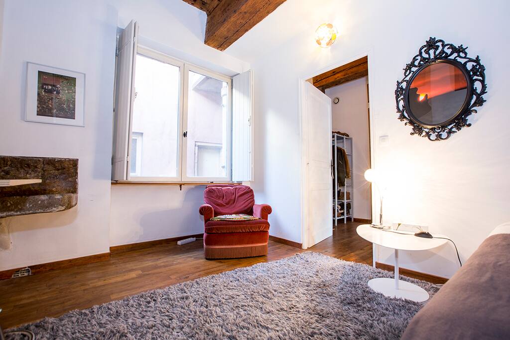 Chambre principale avec fenêtre