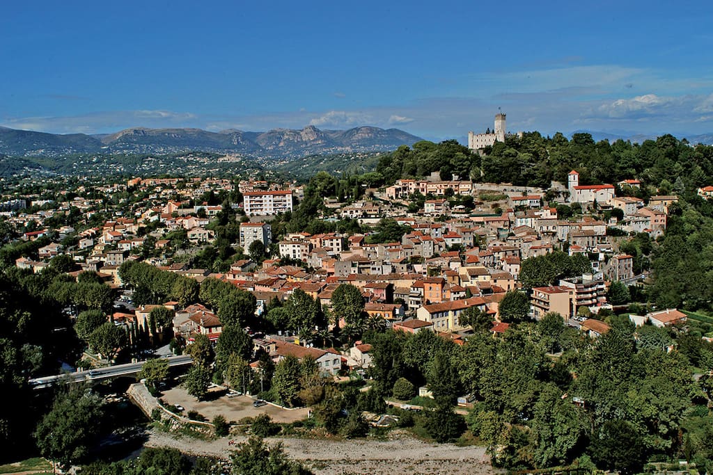 Village de Villeneuve-Loubet à 5 minutes en vélo