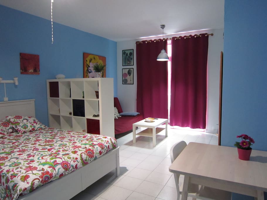 Salón con cortinas para la claridad