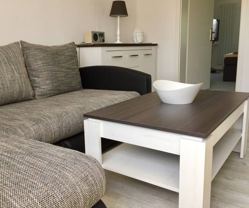 Wohnzimmer mit ausziehbarer Schlafcouch