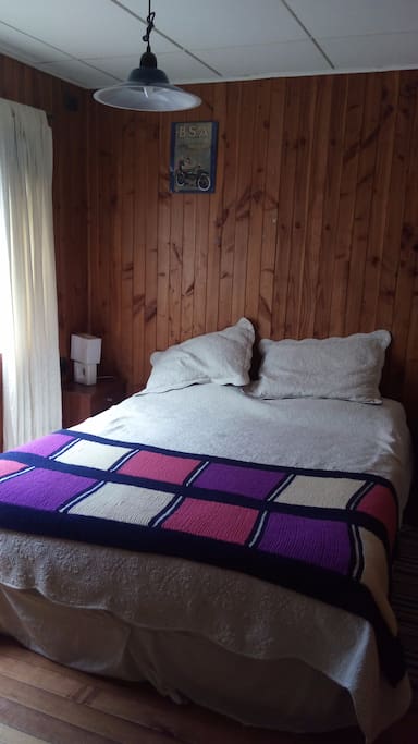 cama dos plazas, veladores, tv con cable, wifi, baño inmediatamente al lado