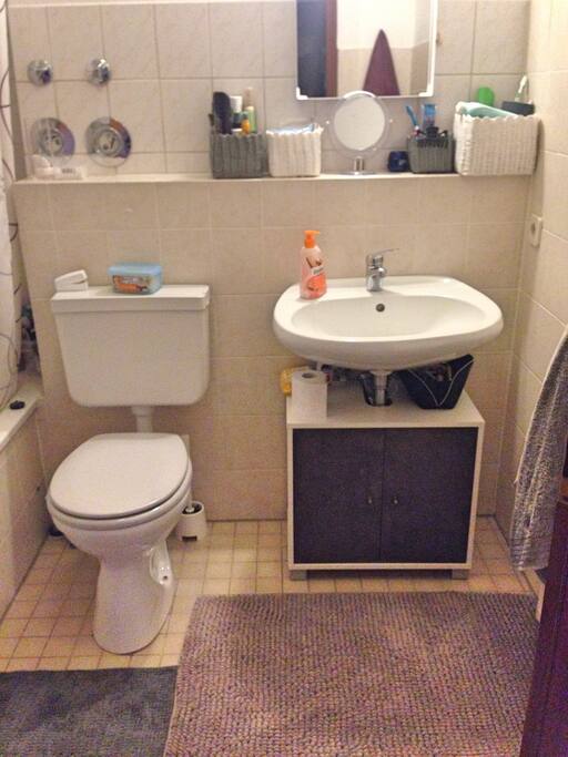 Bad mit Badewanne und Waschtrockner