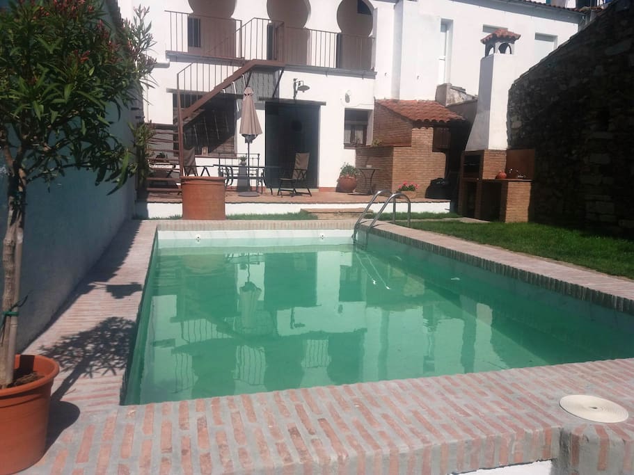 Jardín con piscina de agua salada