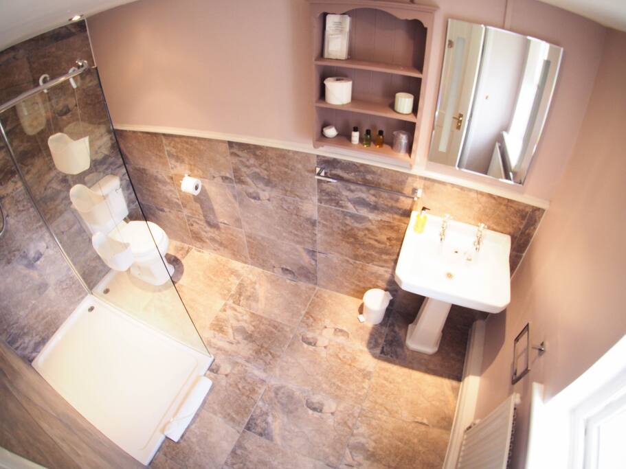 Room 10 En Suite Bathroom