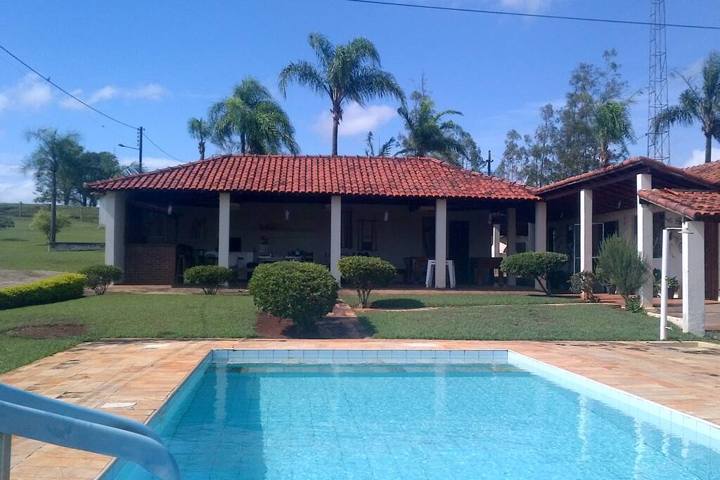 piscina e barracão com churrasqueira