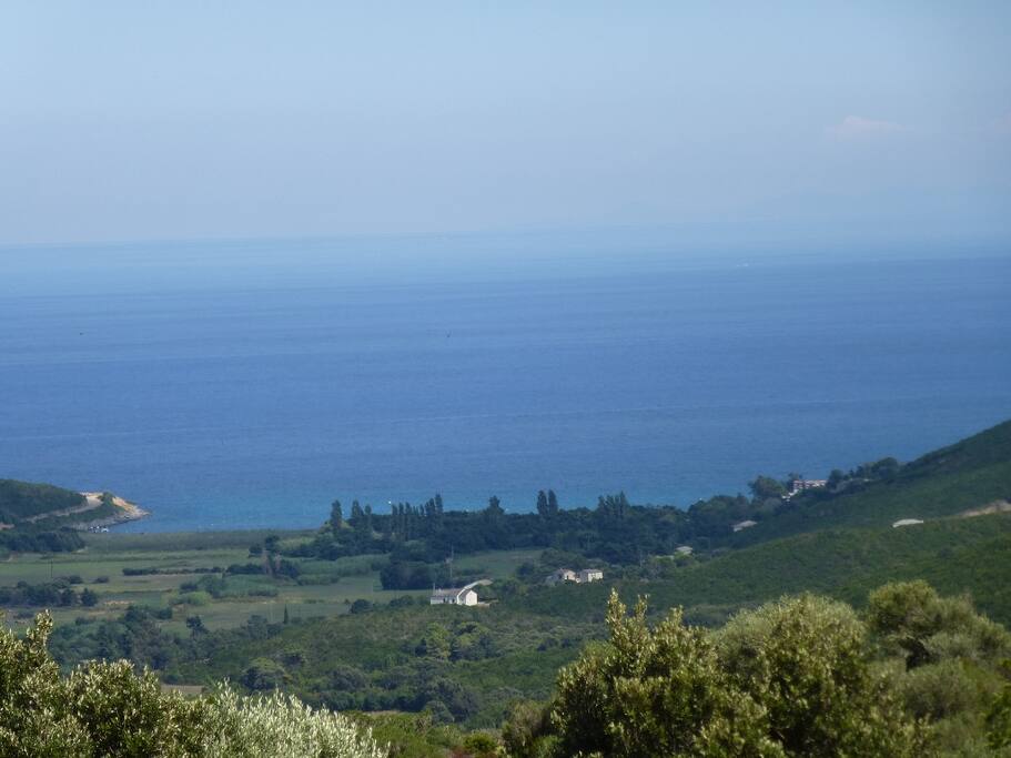 Vue de la terrasse et des trois chambres