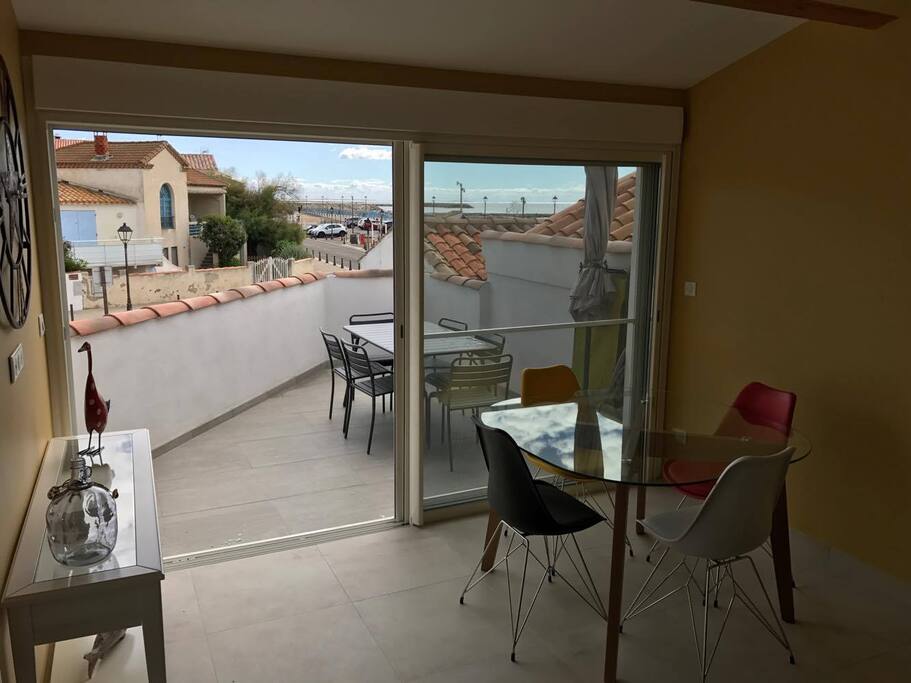 Une salle a manger avec vue sur la mer