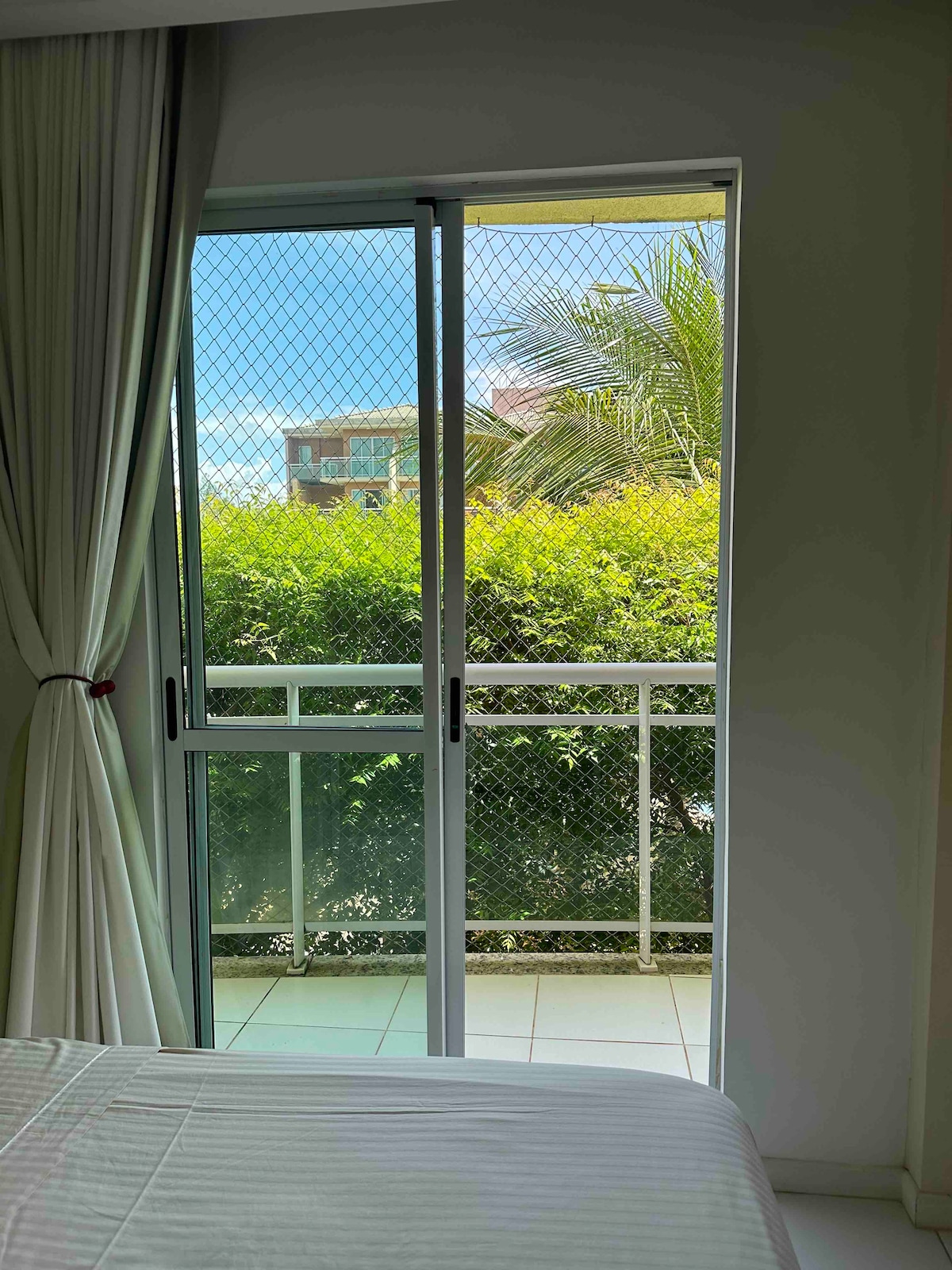 可通往阳台的套房门景观 