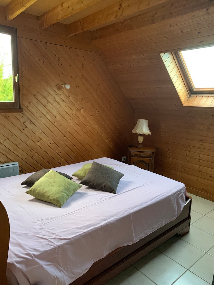 Შემოღობილი ოთახი პირველ სართულზე
Ორი ღამის გასათევი და დიდი გარდერობი 