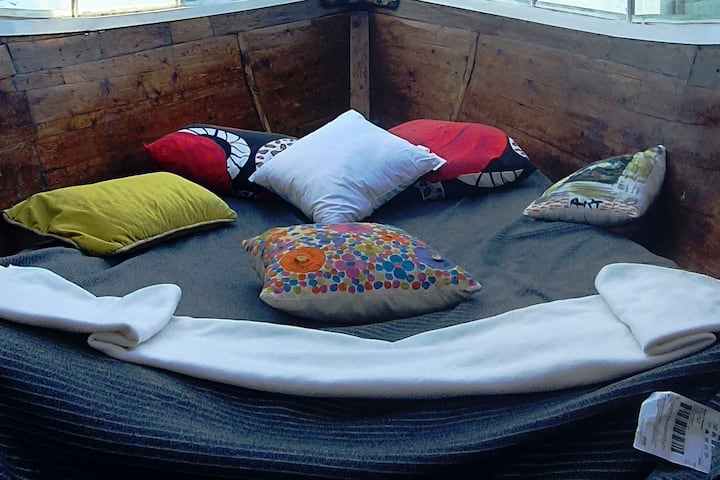 ห้องนอนสำหรับ 2 คนในรูปแบบเรือตกปลาพร้อมวิวทะเลแบบพาโนรามา  