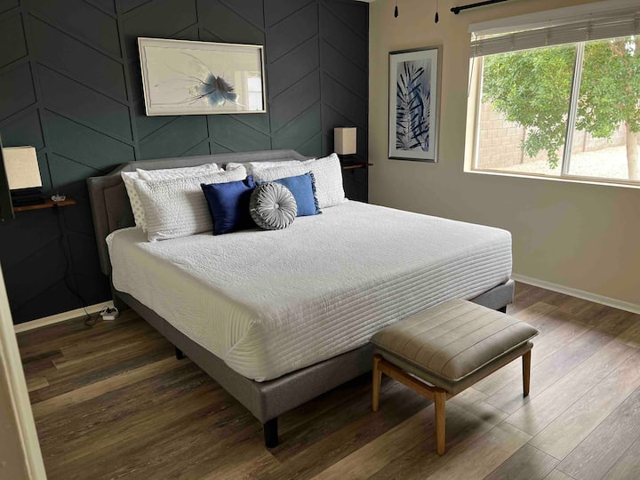 Dhoma kryesore e gjumit me banjë brenda suitës