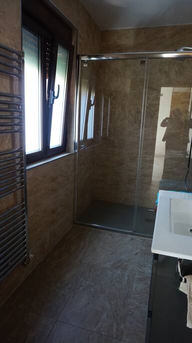 Baño habitación 1 con ducha.