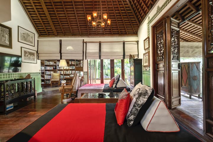 Ky është televizori i vetëm 50'në Puri Naga Toya Bali, i vendosur në pavijonin kryesor.  Ajo gjithashtu ka një bibliotekë të plotë me libra dhe filma për të parë.  Një banjë ndodhet jashtë kësaj dhome dhe ofron shërbime në dhomën e gjumit në katin e sipërm dhe në katin e poshtëm të dhomës së gjumit me dy krevate.